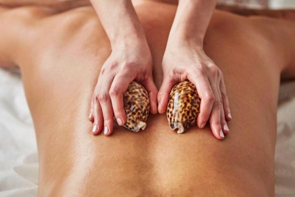 Massage aux coquillages chauffants